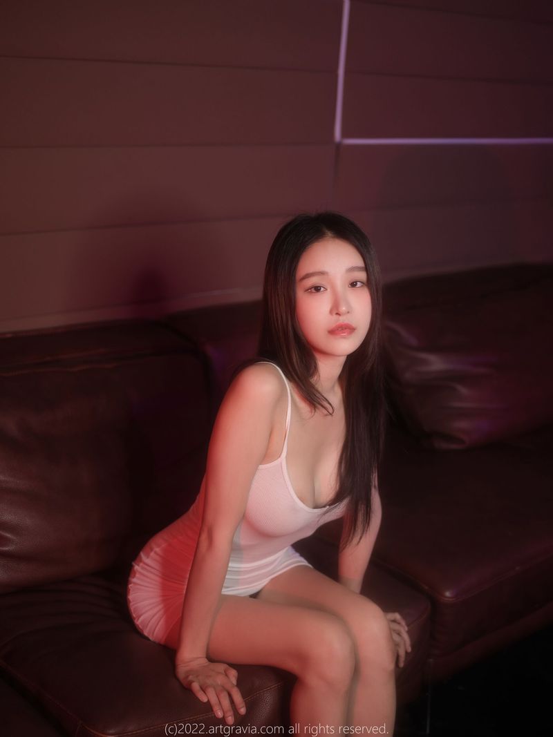 Korean pink and tender beauty model boldly shows her seductive jade body, revealing and violating the rules - LeeSeol