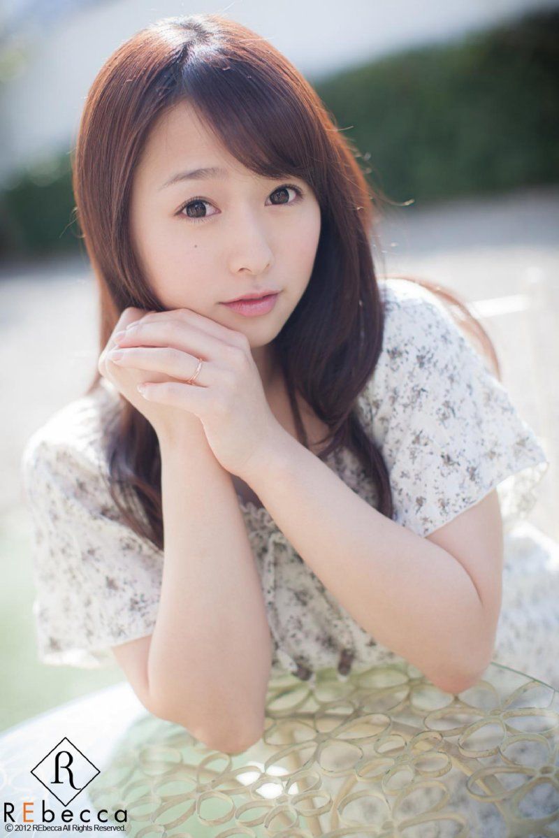 일본 소녀 시라이시 모리나 유키루의 대규모 바디 화보집
