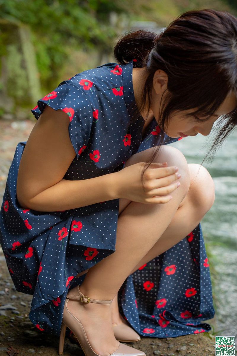 통통하고 풍만한 몸매를 가진 아름다운 젊은 아시아 여성의 유혹 사진 - 나가오카 레이코