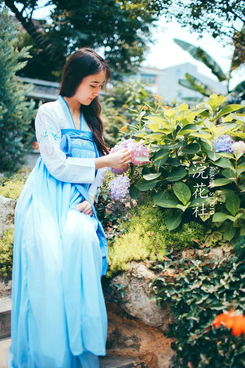 [Huanhuashe] The works of the young girl in the ancient style of Hanfu boldly open her feet and reveal her whole face - Mao Xinyi