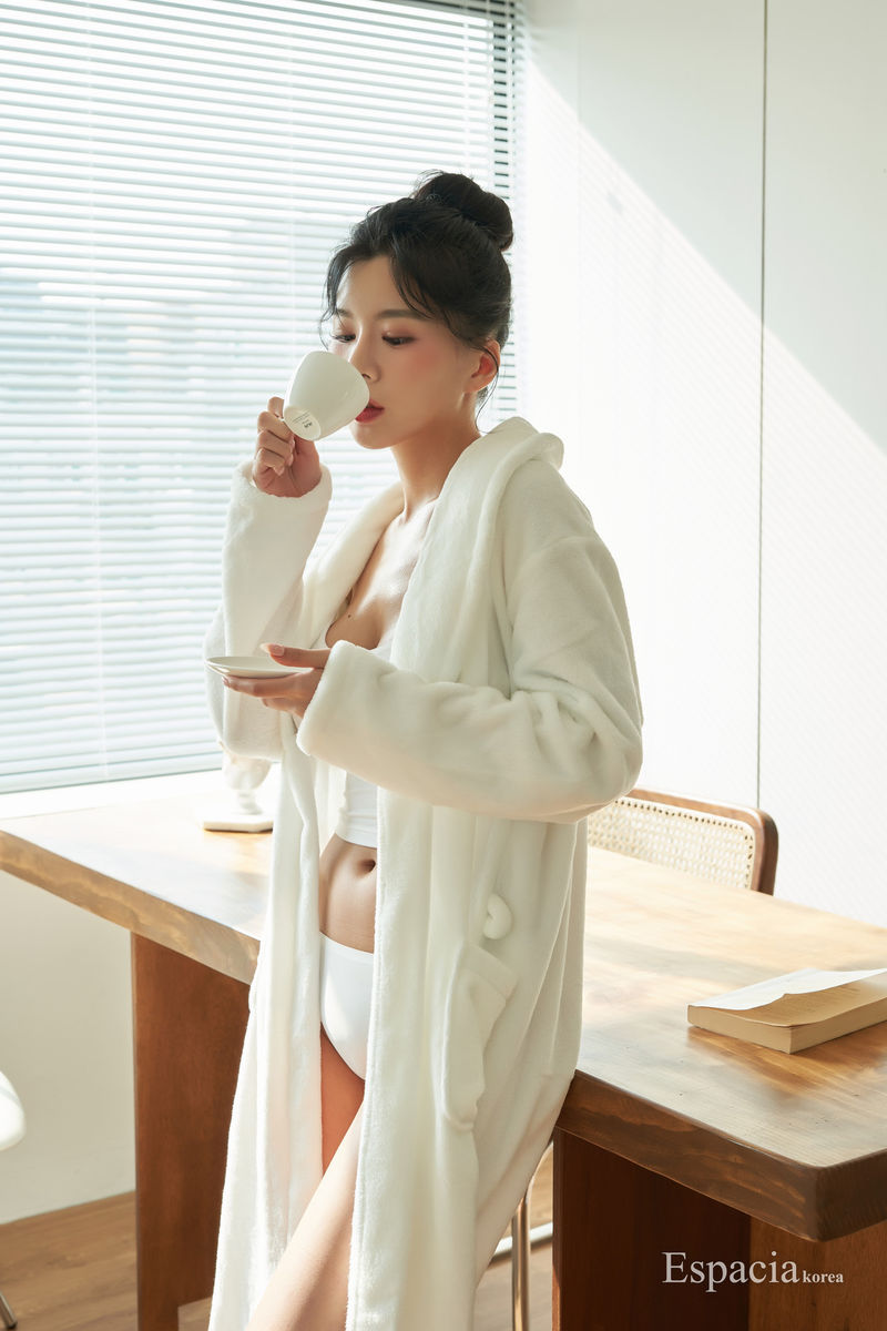 Корейская красотка PURM 푸름 обнажает свою грудь и фигуру, и в одном выпуске можно увидеть достаточно