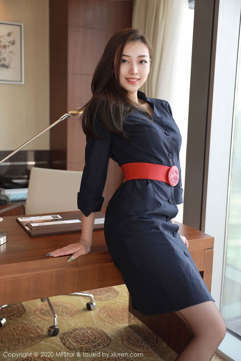 Guangdong beautiful model OL black silk sexy clothes show hot body photo - Zheng Yingshan