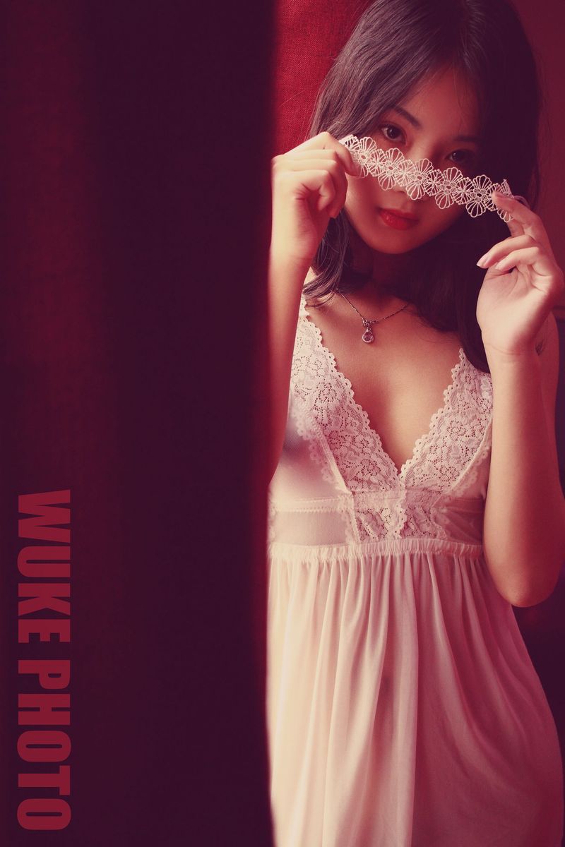 В эротических работах фотографа WUKE изображена нежная и сексуальная девушка с обнаженной киской - Лин Саньюэ