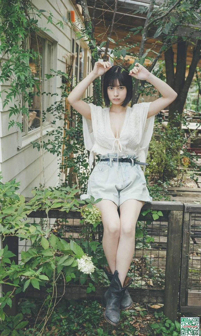 東洋巨乳のかわいい美少女の大胆な水ランジェリーの蒸し暑い写真 - 大久保桜子