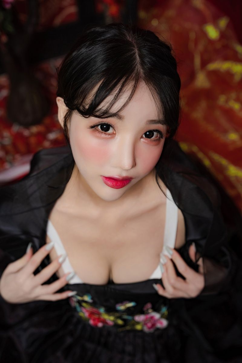 Светлые и стройные бедра, набухшая и нежная грудь, очень эластичная грудь, корейская красавица CANDY