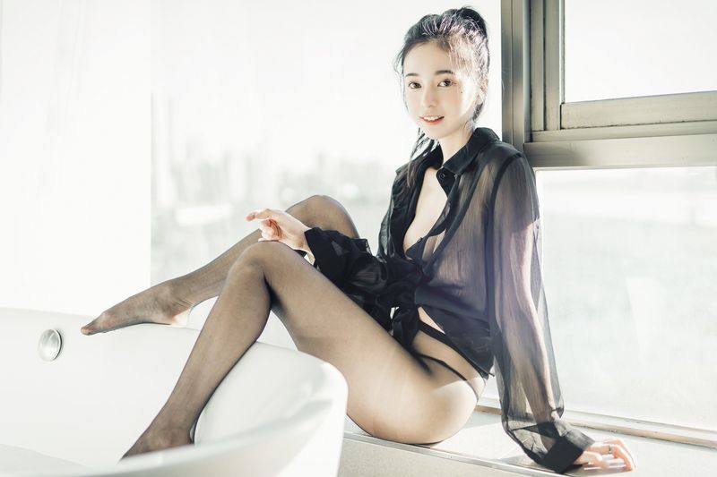JVID 부티크 - 투명한 블라우스, 투명한 낙타발굽 팬티, 촉촉한 블랙 스타킹 내 여자친구 - Xian Xianchen