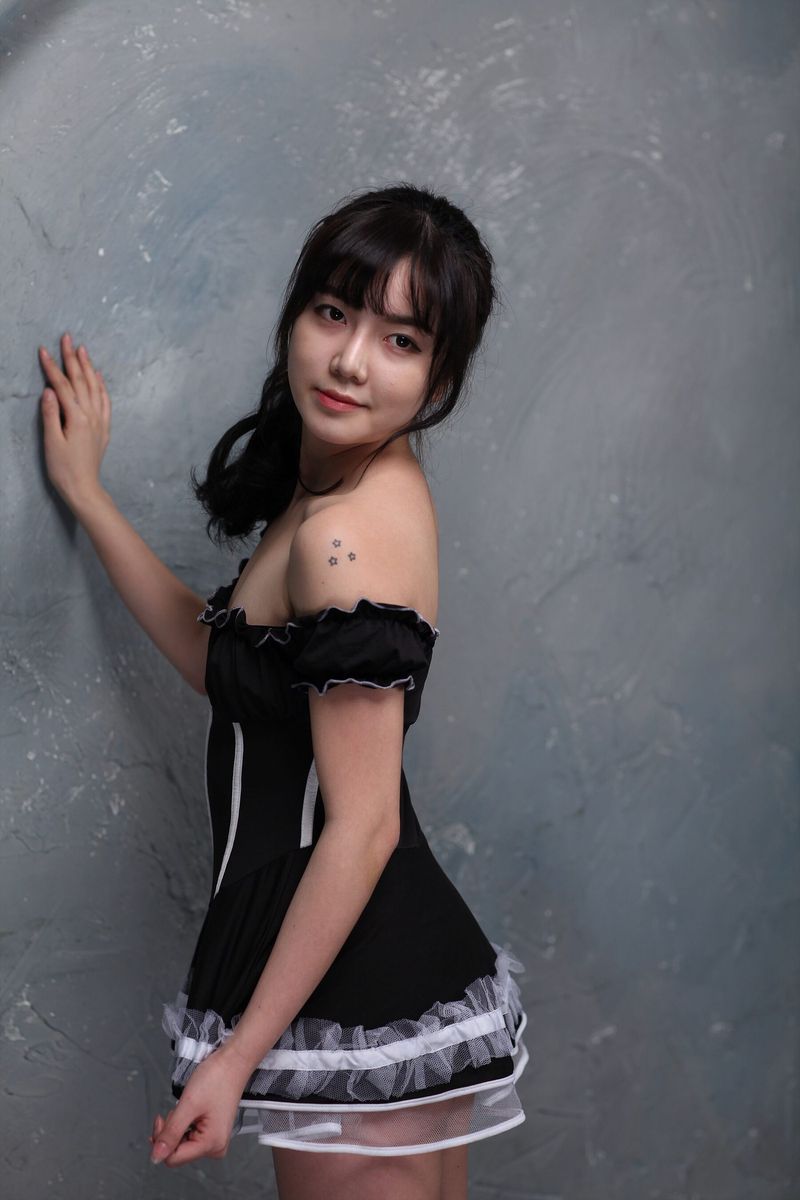 두꺼운 음모를 가진 한국 모델 소녀가 발가벗고 발을 벌리고 보지를 돌리는 대규모 사진 - 수경