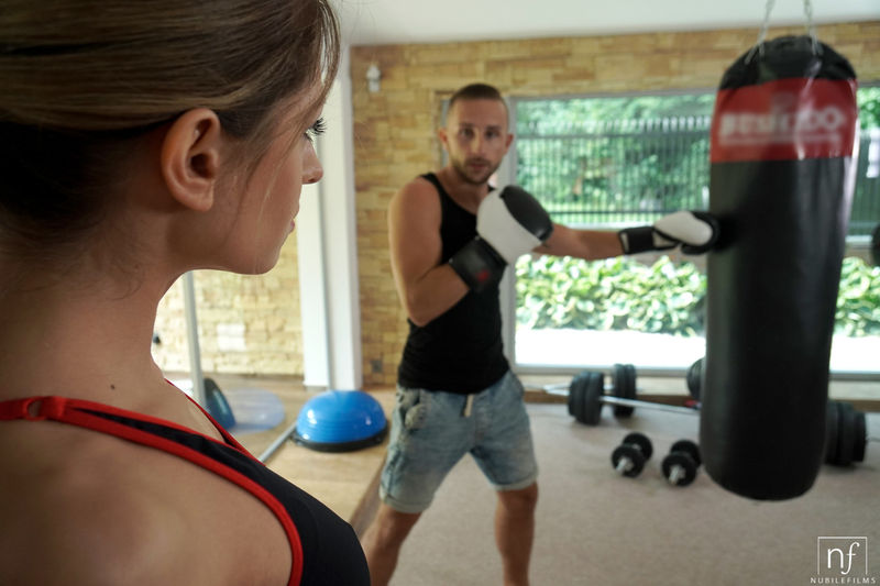 Сексуальная спортсменка Ребекка Волпетти страстно трахается со своим тренером-мужчиной после тренировки