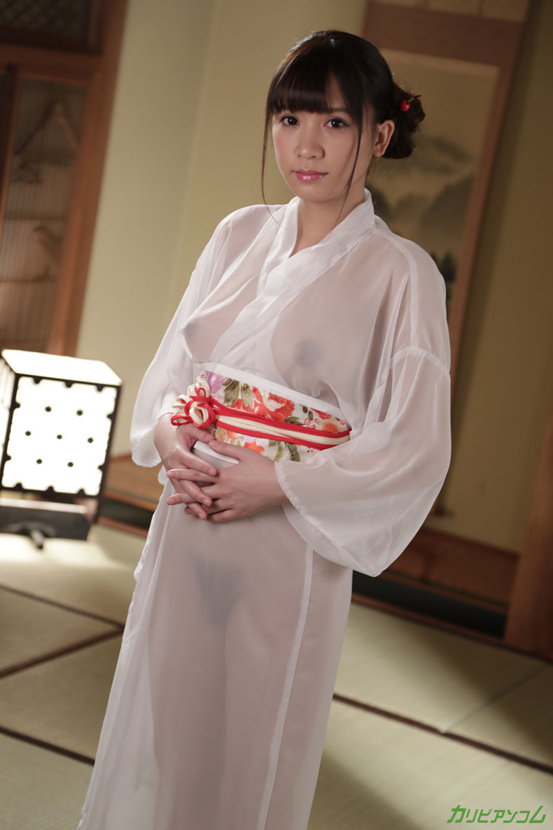 Грудастая японская актриса Миу Накамура получает большой член, подпрыгивающий в ее мокрой киске