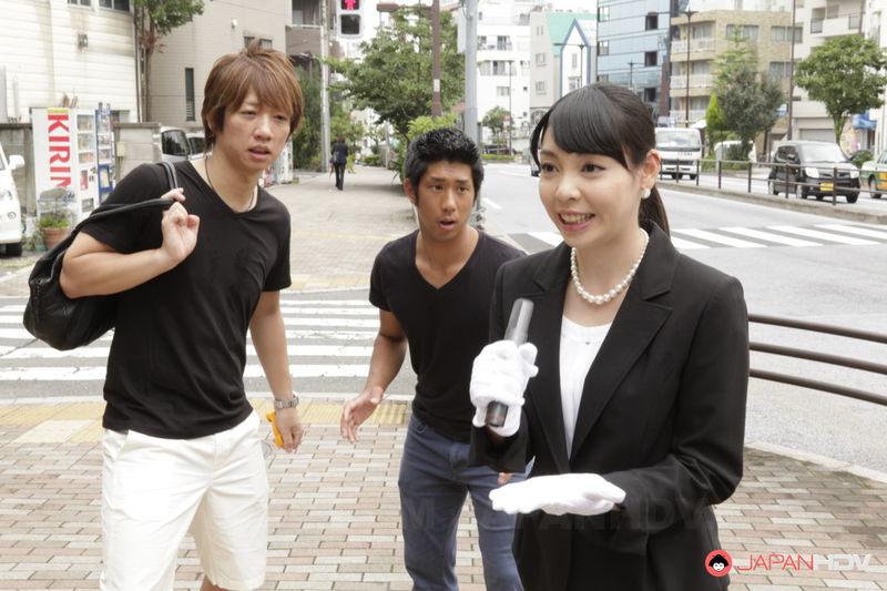 Japanese female anchor Kisa Azumane was held hostage by two strange men