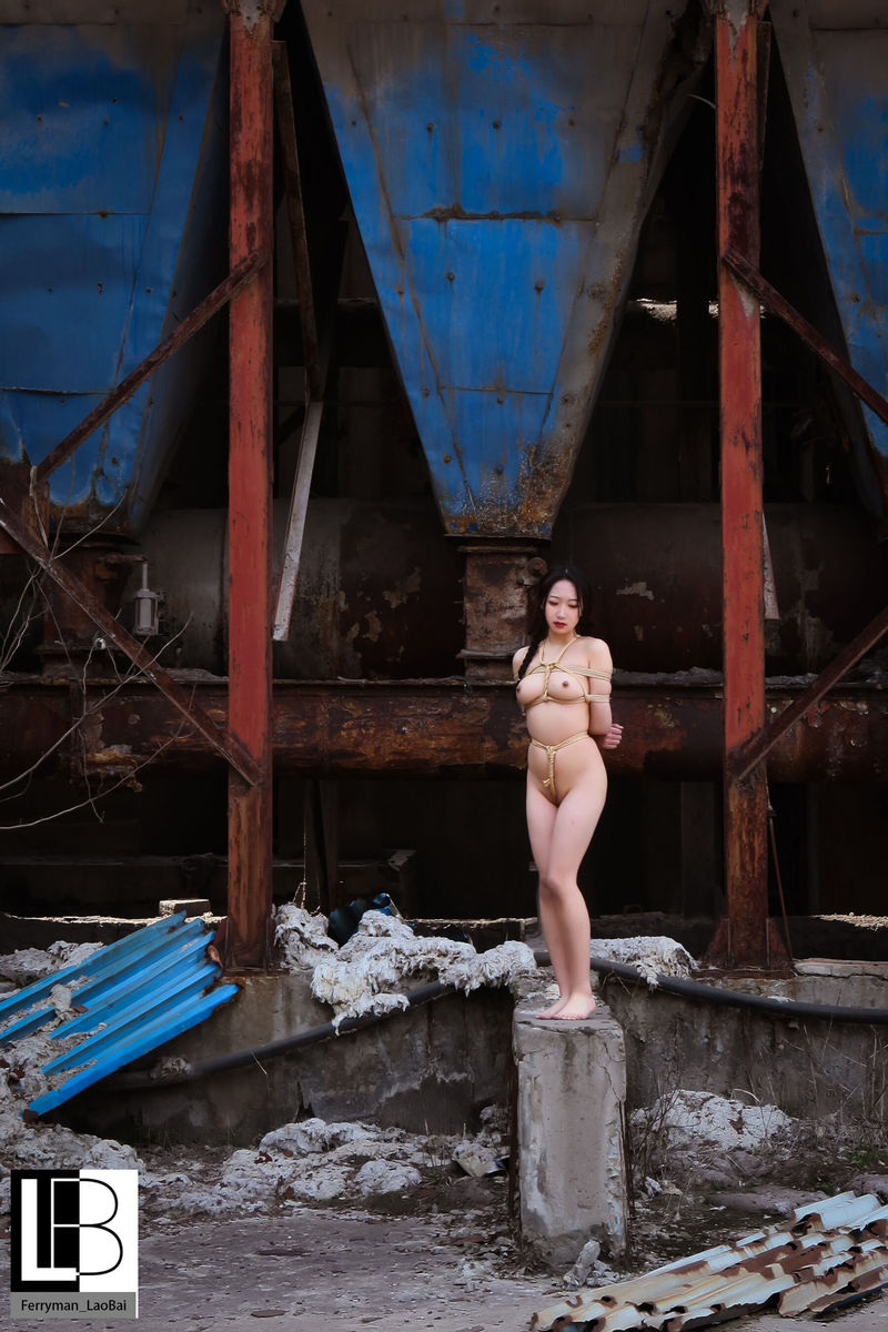 白虎少女在旧工厂全裸束缚写真