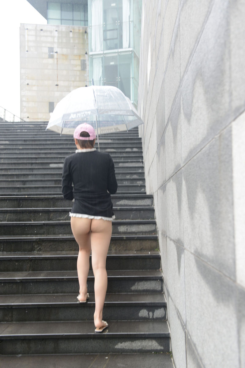 Девушка-эксгибиционистка Тинтинг выставляет напоказ свои волосатые интимные места в дождливый день