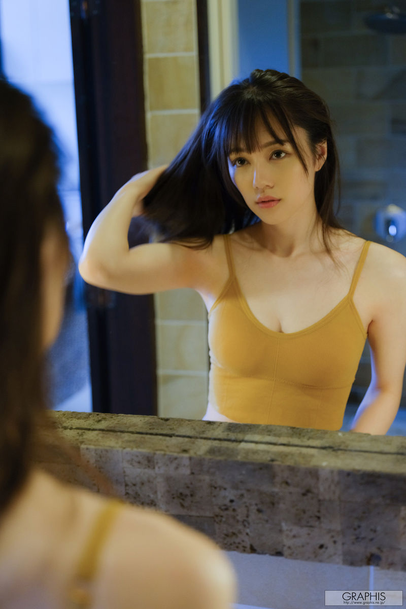 균형 잡힌 몸매와 공정한 몸매를 지닌 매력적인 일본 AV 소녀의 무더운 사진-료모리 유む