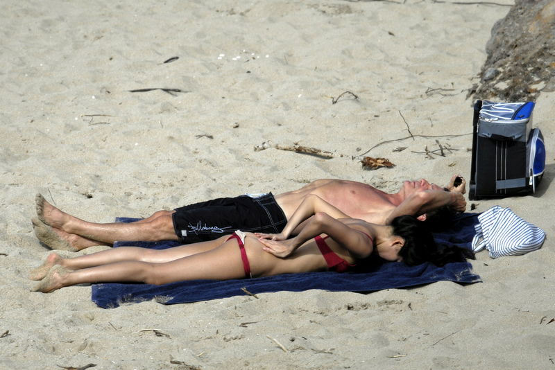 Страстные фотографии Чжан Цзыи и ее белого парня на пляже в ранние годы ее жизни.