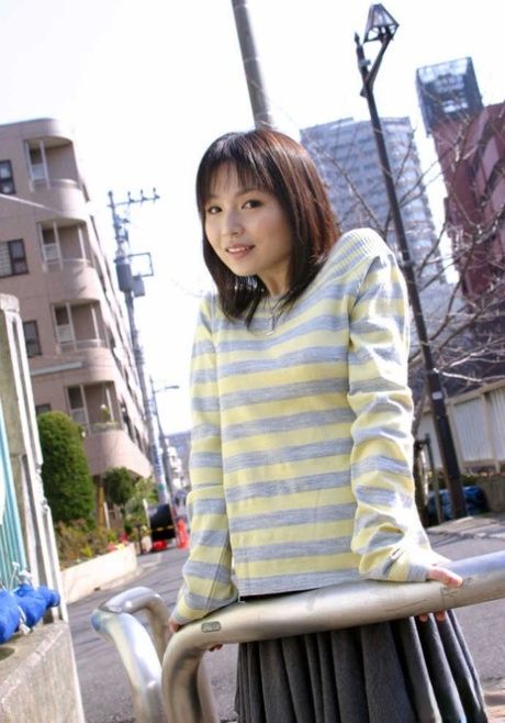 18-летняя японская крошка Юкина Канаме трет свою волосатую киску