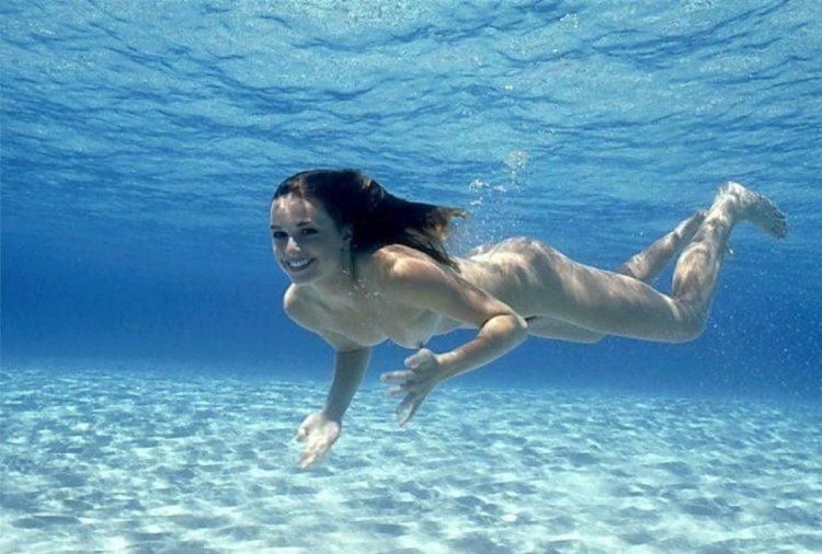 ダイバーのための海の娘の水中の世界-1