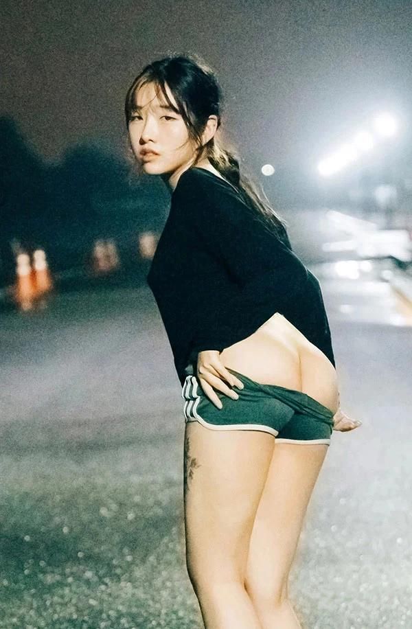 Korean beauty Sonson exposed on the street late at night 