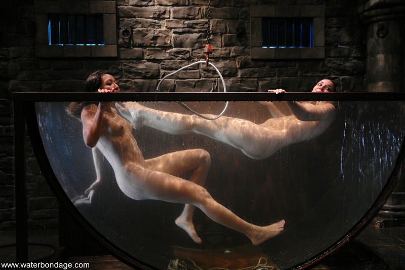Две обнаженные девушки развлекаются в водном бондаже