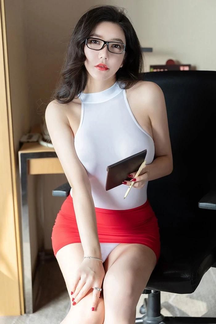 The beautiful secretary Xin Yanfeng's breasts, fat buttocks, and sneaky posture