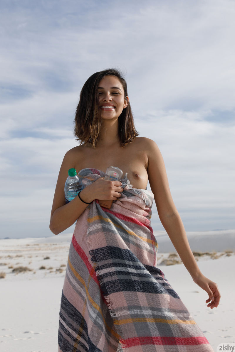 Миниатюрная, пухлая и сексуальная модель позволяет себе пойти на пляж