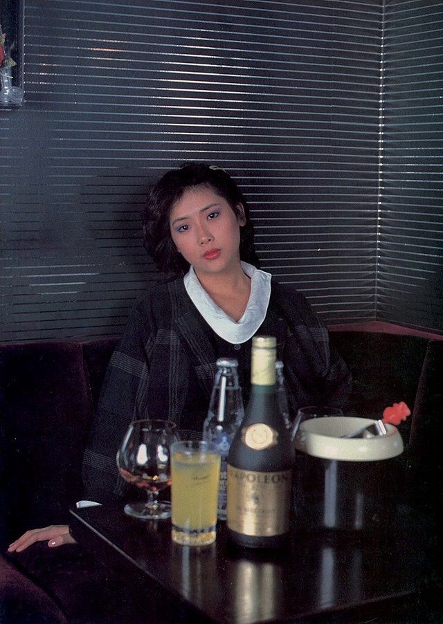 Альбом японских актрис AV 1980-х - Две официантки и один муж