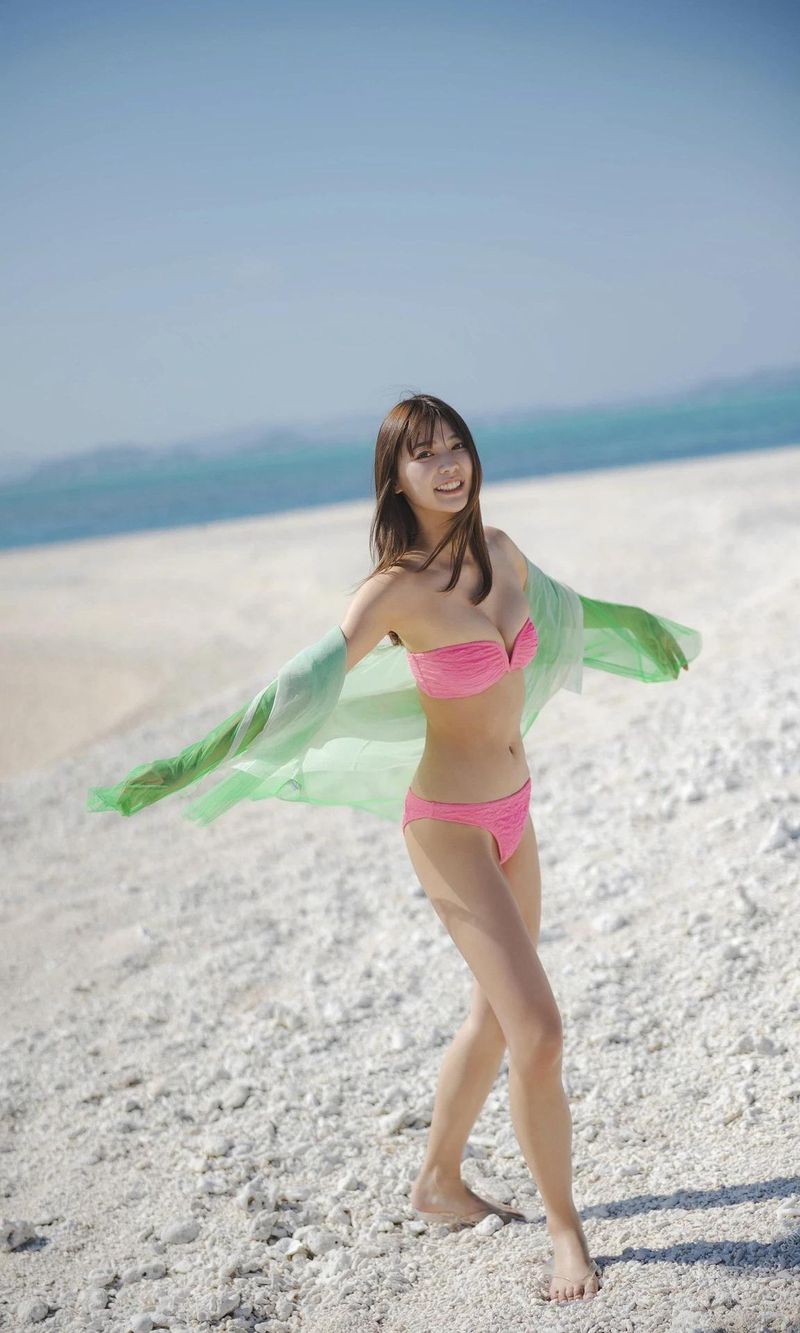 Asuka Kawazu's photo album "Sunny, Okinawa, 気木ちいい"