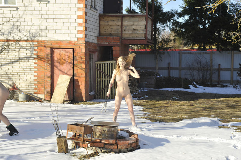 Русская красавица играет в бадминтон голая на снегу