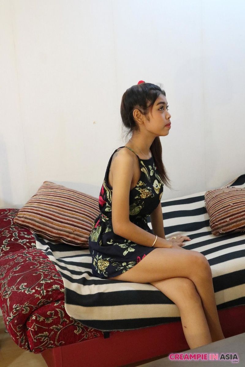 Татуированная девушка из Юго-Восточной Азии раздевается и показывает свои маленькие сиськи и тугую попку