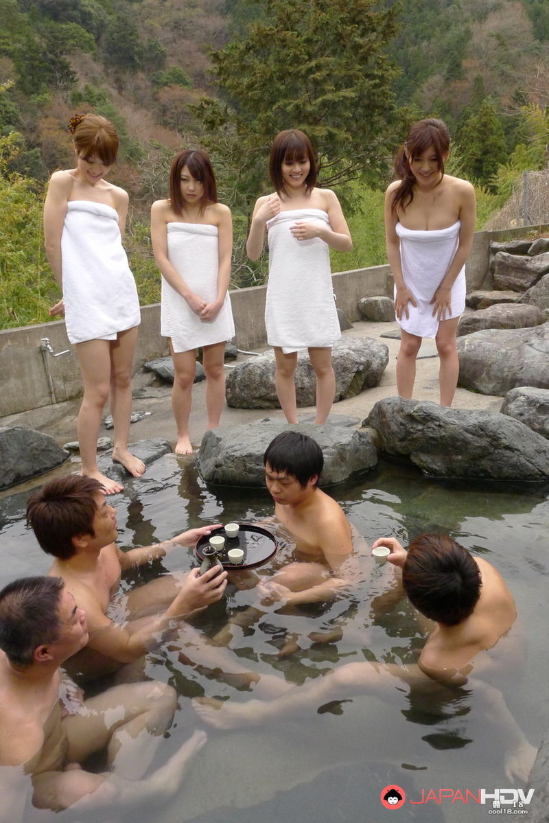 4人のセクシーな日本人女の子が混浴露天風呂で全裸でオナニーした結果は想像できます。