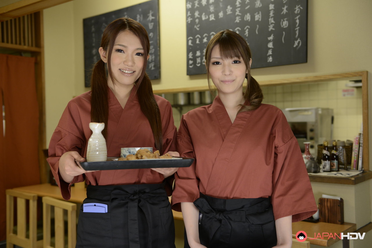 JAV日本人ウェイトレスの牧村京香と蒼井さくらが仕事中にトップレスになる