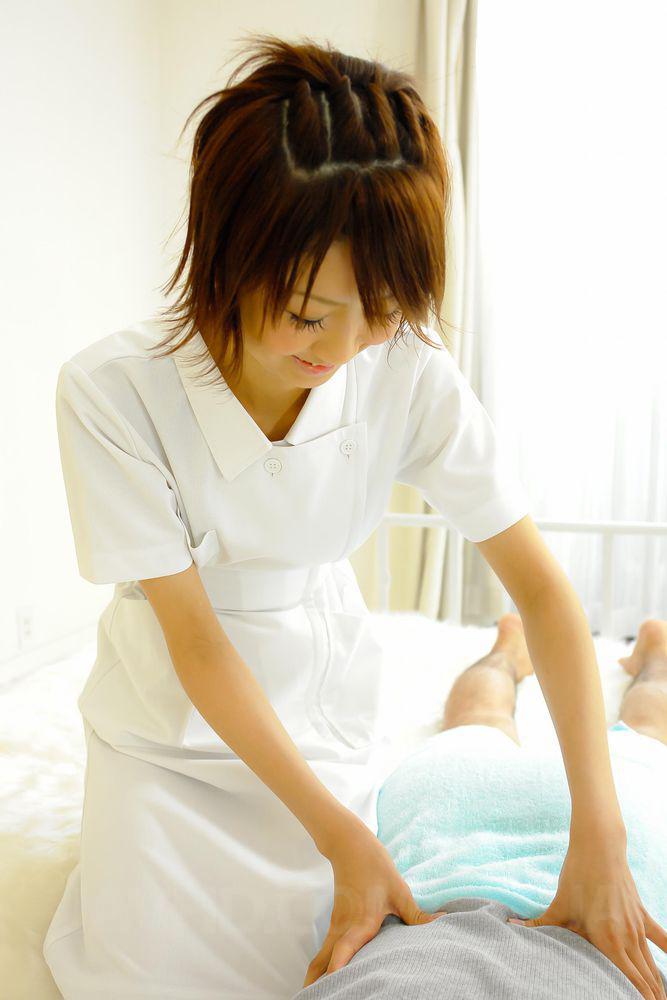 JAV 일본 간호사 미리야 하즈키가 환자를 핥고 끌어당깁니다.