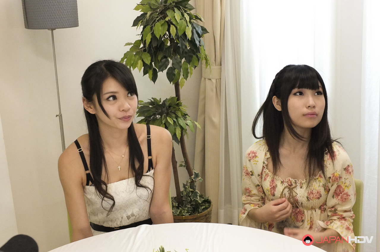 JAV 일본인 소녀 고바야시 루나 & 유메미 아쿠비가 저녁 식사를 통해 손가락질됩니다.