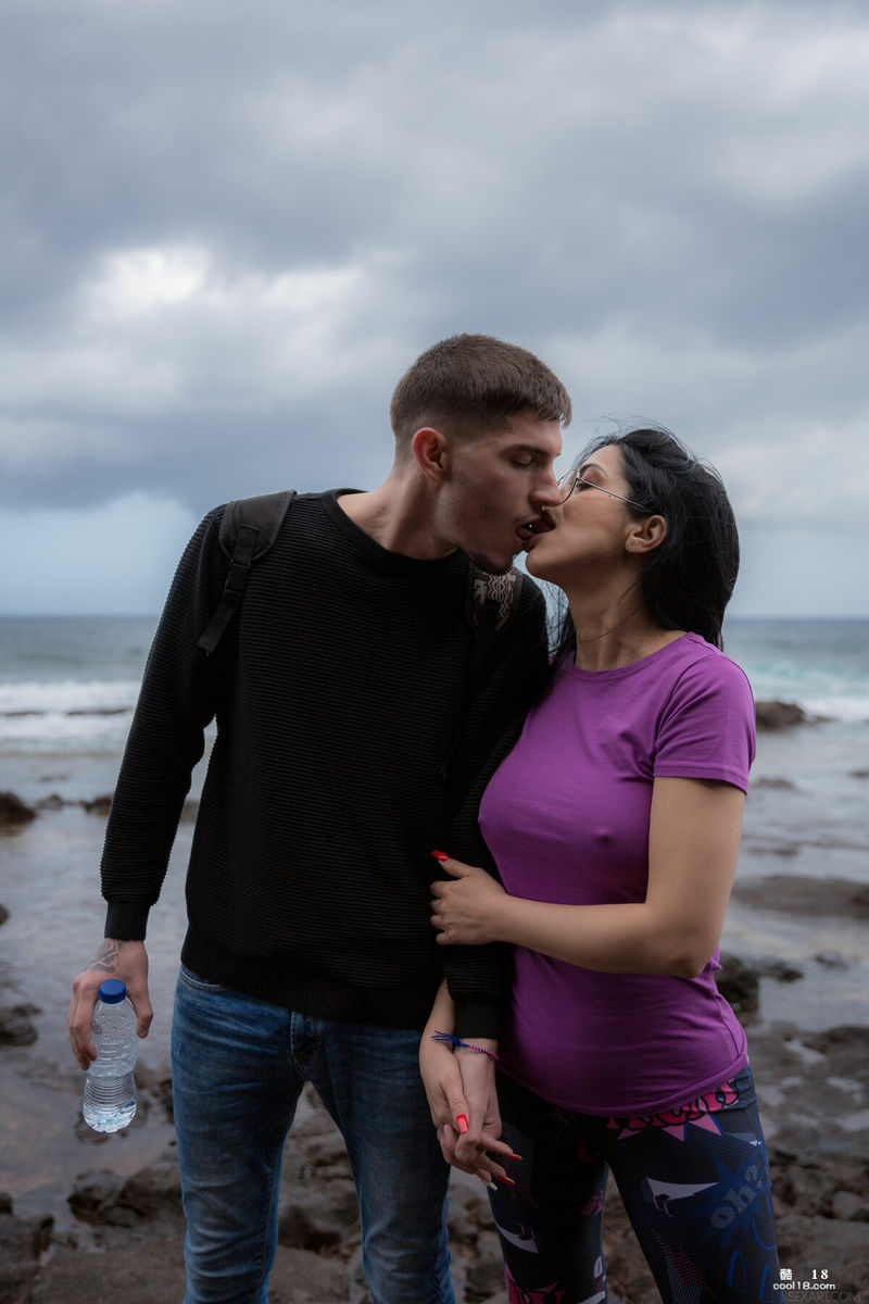 ジュリア・デ・ルシアは屋外のビーチでカメラの前で彼氏とセックスするのが大好き
