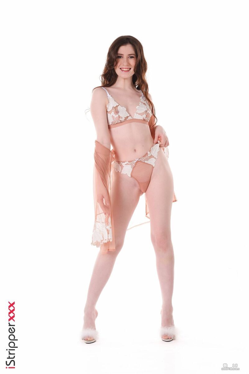 Сексуальная красотка Хот Перл демонстрирует свою соблазнительную стройную фигуру и пухлую круглую грудь