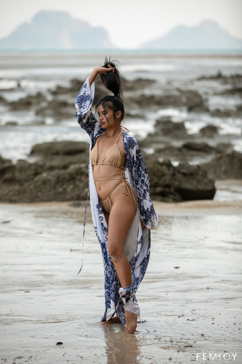Азиатская шлюха Буа позирует на пляже и вызывающе снимает бикини, обнажая маленькую грудь и маленькие ареолы