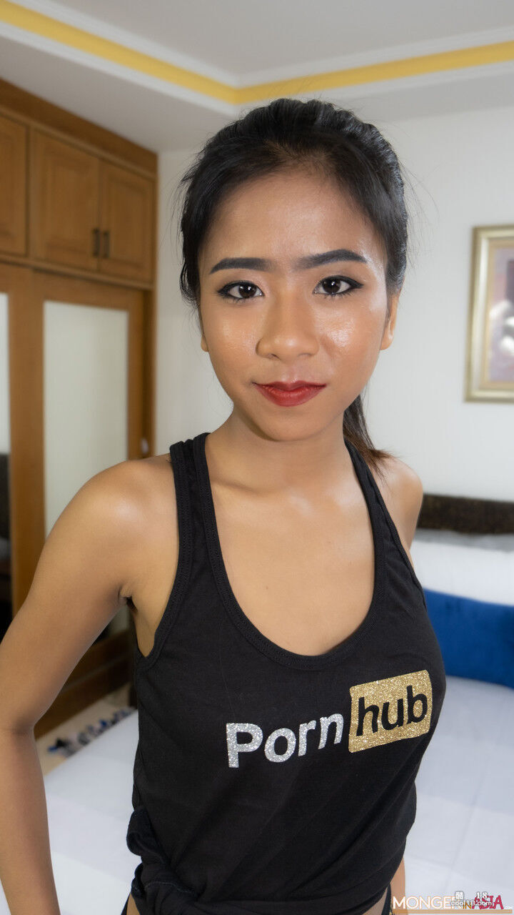泰国美女 Som 穿着 PornHub 服装摆姿势，露出她的大奶子和屁股