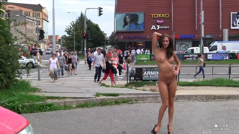 Краля раздевается на улице
