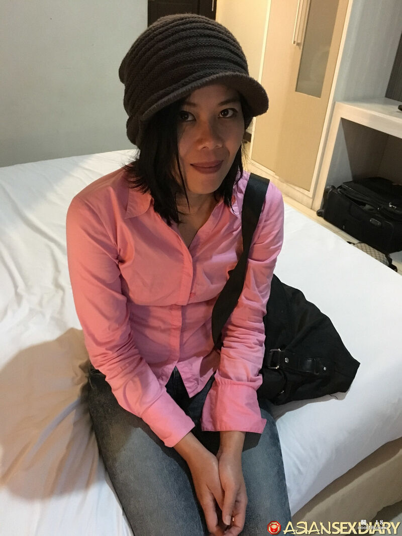 アジアのお母さんノニは彼女の猫を明らかにし、ペニスを詰めています