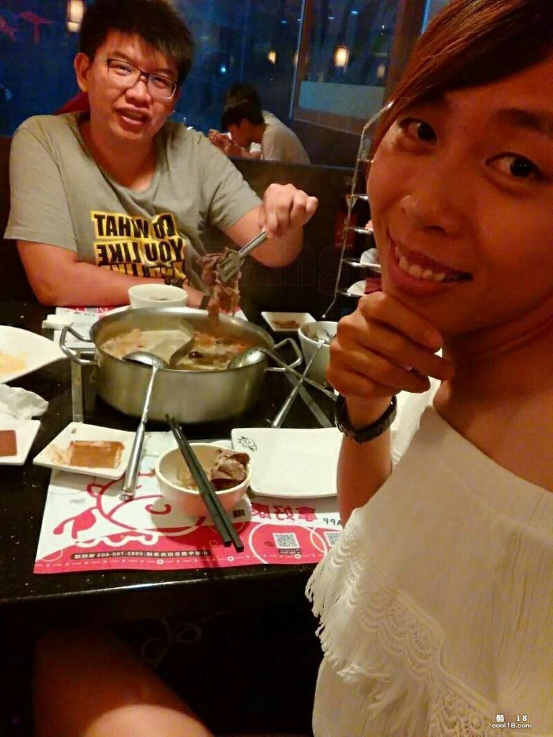 台湾淫荡人妻被绿帽老公把她调教成色母狗 带她在各种场合露脸露出和性交