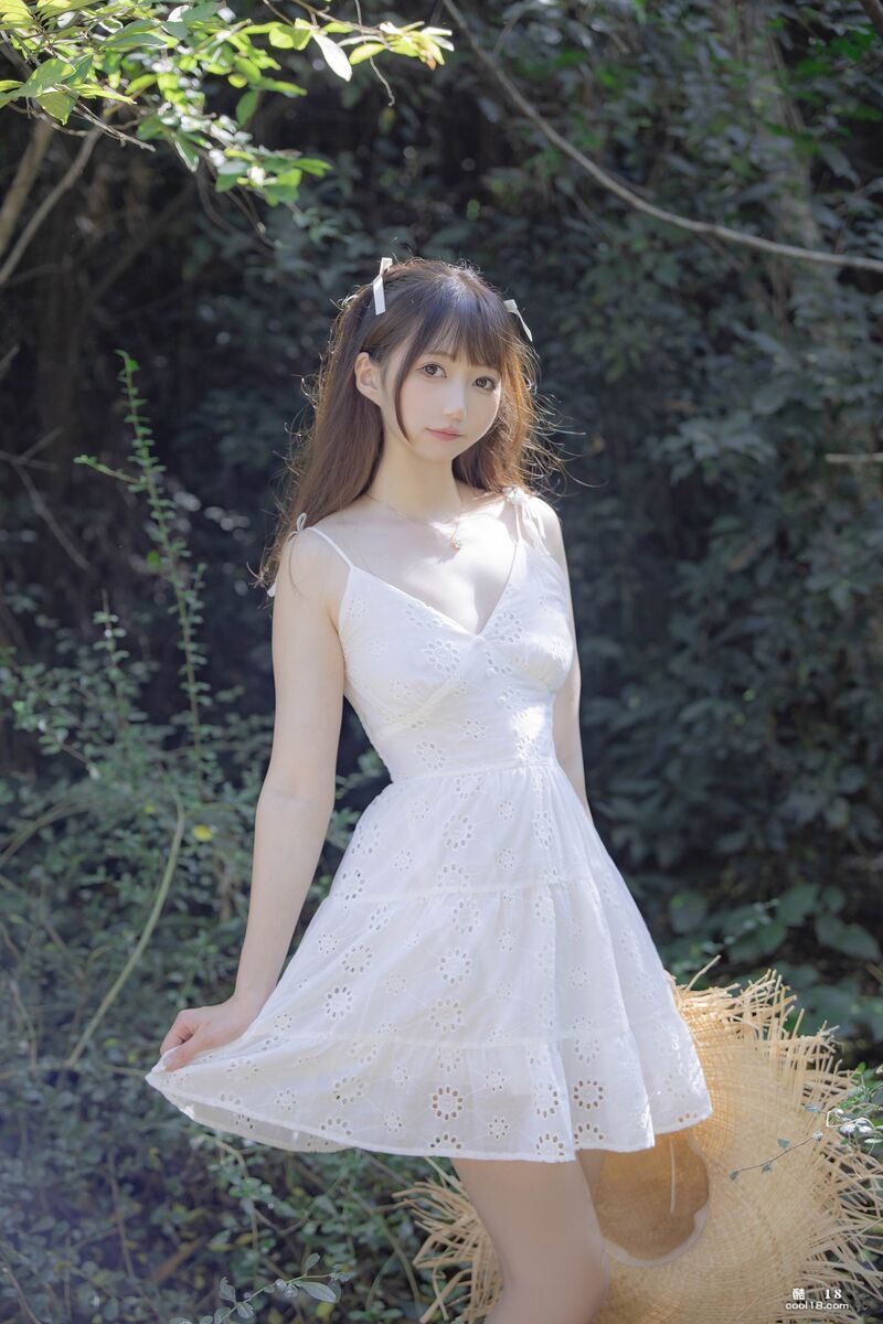 户外露出的清纯美丽少女[Nagisa魔物喵]