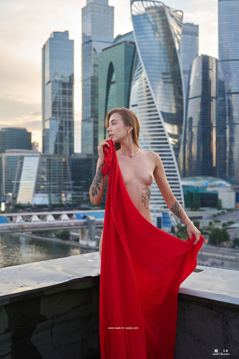 Tattooed hot girl shows off her hot figure on the balcony, giving her charming breasts and buttocks a glamorous look