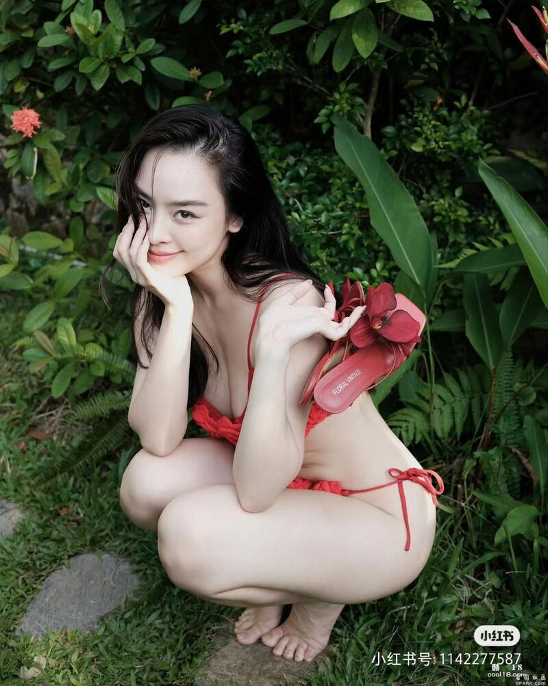 室内室外的三点式大美妞