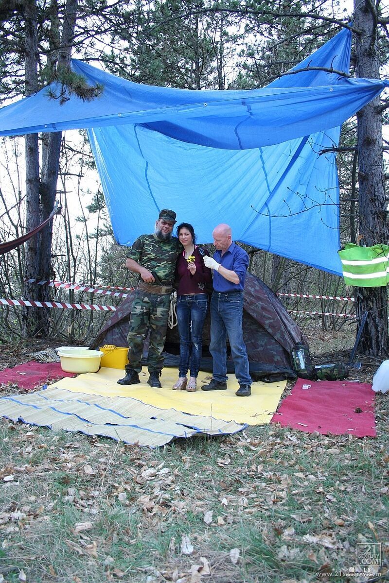 两个士兵在热辣的欧洲宝贝 Brigitta 的嘴里撒尿然后操她